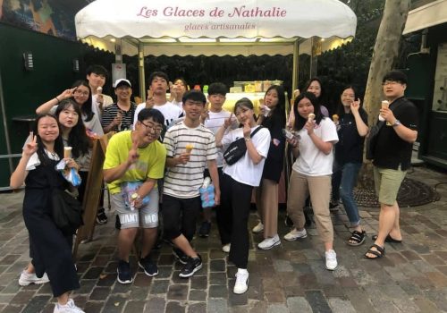 kiosque-aacpb-delices-de-nathale-touristes-heureux